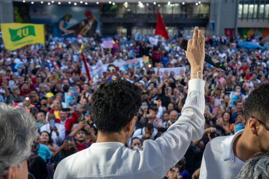 Iván Cepeda saluda a una plaza desbordada en Cali, durante una movilización popular en defensa de la profundización democrática y el cambio social en Colombia, en una demostración de fuerza frente a la restauración oligárquica y la disputa por el futuro político del país. Foto: David Escobar.